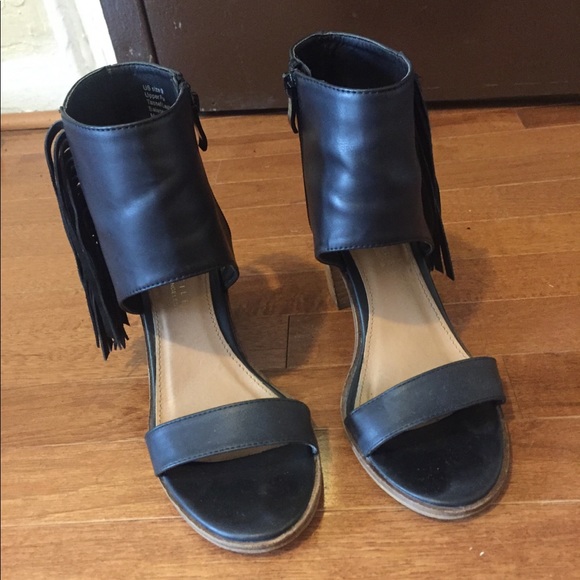 Very Volatile leather heels with fringe detail! - Picture 4 of 7